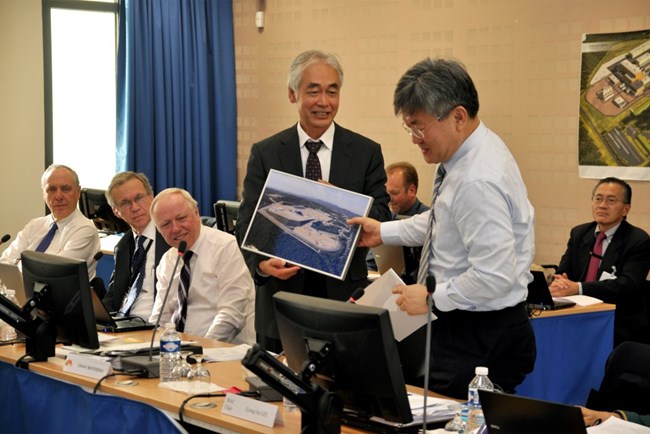 Director-General Motojima hands G.S. Lee a framed aerial view of the ITER platform and a photo booklet autographed by his colleagues from the MAC. Deputy Director-Generals Carlos Alejaldre, Richard Hawryluk and Remmelt Haange, and Head of the Office of the Director-General Takayuki Shirao look on.