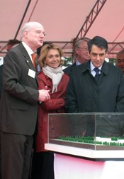 Pascal Garin (left), formerly of CEA-IRFM and AIF now heads IFMIF EVADA. He is seen here as he greets French Prime Minister Fillon in Rokkasho in 2008. (Click to view larger version...)