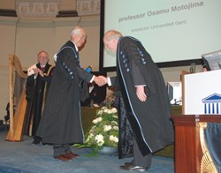 The handshake after the laudation pronounced by Guido van Oost (right). To the left of laureate Motojima stands the rector of Ghent University, Paul Van Cauwenberge. (Click to view larger version...)