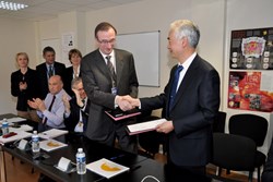 ITER Director-General Osamu Motojima and DAHER Director-General Jean-Paul Laffite signed the first Task Order of the Logistics Service Provider Framework Contract. (Click to view larger version...)
