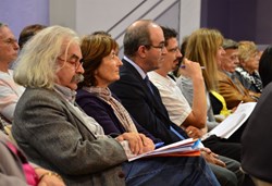 Close to one hundred people, most of them local residents, participated in the meeting held at Vinon-sur-Verdon's Community Hall. (Click to view larger version...)