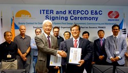 Signing the contract for the final design and procurement of the Central Interlock System: ITER Director-General Motojima and KEPCO E&C's Soon-Chul Yun, executive senior vice president of the Nuclear Division. (Click to view larger version...)