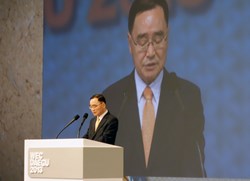 ''Energy is a daunting challenge that must be addressed by the international community,'' said Korean Prime Minister Jung Hong-won as he spoke to some of the 6,000 delegates from 140 countries who have assembled here until Thursday. (Click to view larger version...)
