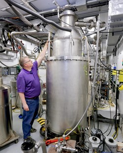 Robert Duckworth oversaw the testing of the 2.7-metre-tall ITER cryoviscous compress pump prototype at the Spallation Neutron Source cryogenic test facility. Photo: US ITER/ORNL (Click to view larger version...)