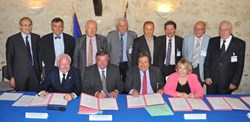 Regional President Michel Vauzelle (left) and President of the Greater Aix Council Maryse Joissains-Massini, signed the GIP convention along with other representatives of the local governments (standing). (Click to view larger version...)
