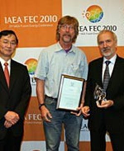 John E. Rice (centre), MIT, the winner of the 2010 award, receives a certificate and trophy from the Chair of the Board of Editors of ''Nuclear Fusion,'' Mitsuru Kikuchi (left, JAEA), and Werner Burkart (right), Deputy Director General, IAEA. Copyright: IAEA (Click to view larger version...)