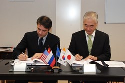 The EUR 43 million signature: the CEO of ZURICH France, Paolo Ribotta, and ITER Director-General Osamu Motojima signing the insurance contract for the ITER facility. (Click to view larger version...)