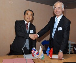 ITER Director-General Osamu Motojima (right) and the Director-General of the National Institute for Fusion Science, Akio Komori, signed a Memorandum of Understanding that creates the framework for reinforced technical cooperation between the two institutions. (Click to view larger version...)