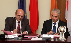 Anatoly Krasilnikov, head of the Russian Domestic Agency, and ITER Director-General Osamu Motojima signing Procurement Arrangement numbers 49 and 50 this week. (Click to view larger version...)