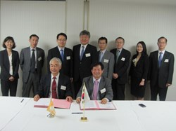 ITER Director-General Osamu Motojima and the Head of the Korean Domestic Agency, Kijung Jung, signing the Procurement Arrangement in the presence of GS Lee, president of the National Fusion Research Institute of Korea and staff members. (Click to view larger version...)
