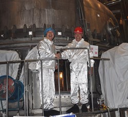 For the first time ITER Director-General entered the EAST vacuum chamber, accompanied by ASIPP Director Li Jiangang. (Click to view larger version...)