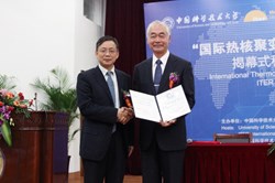 USTC President Hou Jianguo with the new Honorary Professor Osamu Motojima. (Click to view larger version...)