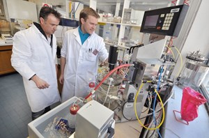 A world's first: Christopher Lefèvre (right) of CEA-Cadarache's Cell Bioenergetics Laboratory headed by David Pignol (left) succeeded in mastering the cultivation process of magnetotactic bacteria (MTB). (Click to view larger version...)
