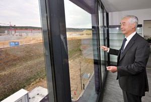 Facing the machine: Director-General Motojima has chosen the ''platform side'' of the building in order to visually follow the daily progress of construction. (Click to view larger version...)