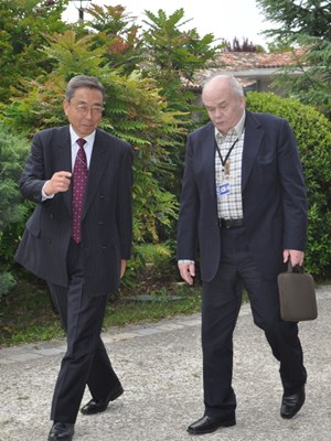 ITER Director-General Kaname Ikeda accompanying Academician Velikhov to the meeting. (Click to view larger version...)