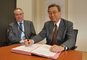 On Thursday 25 March, ITER Director General Kaname Ikeda, here with DDG Carlos Alejaldre, signed the DAC files cover letter. The 5,243-page document is now in the hands of the French government. (Click to view larger version...)