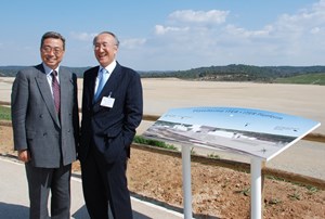 In spite of a tight schedule, Nobuo Tanaka, Executive Director of the IEA, took time to visit the ITER site with former colleague Kaname Ikeda ... (Click to view larger version...)