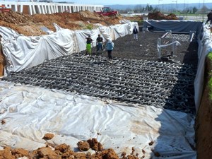 Some 550 cubic metres of tire pellets and also tire flanks ''slices'' were arranged in layers and covered with dirt to create the International School's storm basins. © Jean-Pierre TISSIER, La Provence (Click to view larger version...)