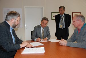 Signed and sent: On Thursday, Director-General Kaname Ikeda signed the Procurement Arrangement for ITER's radio-frequency transmission lines in the presence of Deputy Director-General Dhiraj Bora, Radio Frequency Section Leader Bertrand Beaumont and Philippe Lamalle. (Click to view larger version...)