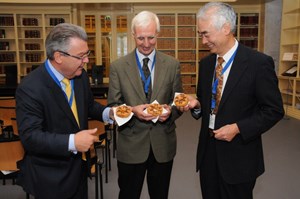 Tasting the sweet side of fusion: Rudolf Strohmeier, Frank Briscoe and Osamu Motojima enjoying a tokamak doughnut during a conference break. (Click to view larger version...)