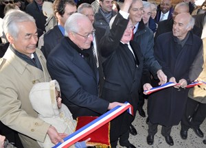 Cutting the symbolic ribbon. Bernard Jeanmet-Peralta, the Mayor of Manosque, and Jean-Paul Clément, Director of the International School, stand between Director-General Motojima and Region President Vauzelle. The inauguration was attended by the Consul-Generals of Japan and of the United States (in the background). (Click to view larger version...)