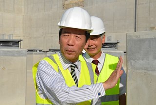 MEXT Minister Hirofumi Hirano was particularly interested in the workings of the Tokamak Building's antiseismic system. (Click to view larger version...)