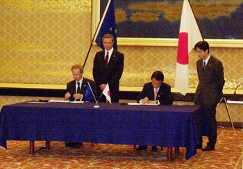 On 5 February 2005 in Tokyo, Mr Taro Aso, Minister for Foreign Affairs of Japan, and Mr Hugh Richardson, the Ambassador of the Delegation of the European Commission to Japan, signed the Agreement for the Joint Implementation of the Broader Approach Activities in the Field of Fusion Energy Research. (Click to view larger version...)