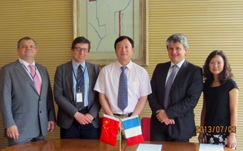 The agreement was signed by Prof Li, director of ASIPP and Gabriele Fioni, director of CEA's Physics Science Division, at the French Embassy in Beijing. French nuclear counselor Pierre-Yves Cordier hosted the signing ceremony, with André Grosman, deputy director of IRFM/CEA and Shahua Dong of ASIPP. (Click to view larger version...)
