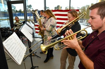 In a cafeteria festooned with flags and photographs and cheered by the music of the ITER band, nearly 700 people came to taste the traditional American Thanksgiving specialties. (Click to view larger version...)