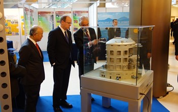 The ITER Tokamak is by now familiar to HSH Prince Albert II of Monaco, who stands with Yukiya Amano, Director-General of the International Atomic Energy Agency (left) and ITER Director-General Motojima (right). (Click to view larger version...)
