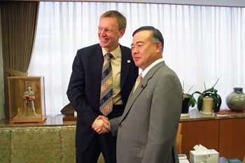 Janez Potočnik, the European Commissioner for Science, and Noriaki Nakayama, the Japanese Minister of Science and Technology. No one had ''won,'' no one had ''lost.'' The ITER Members had demonstrated their capacity to overcome difficult odds and to imagine a solution that was acceptable to all (Click to view larger version...)