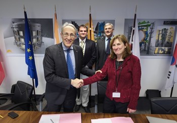 The collaboration agreement on plasma control software was signed in November by ITER Director-General Bernard Bigot and IPP Scientific Director Sibylle Günter. (In the background, ITER's Axel Winter and IPP's Gerhard Raupp.) Photo: ITER Organization/Christian Lünig (Click to view larger version...)