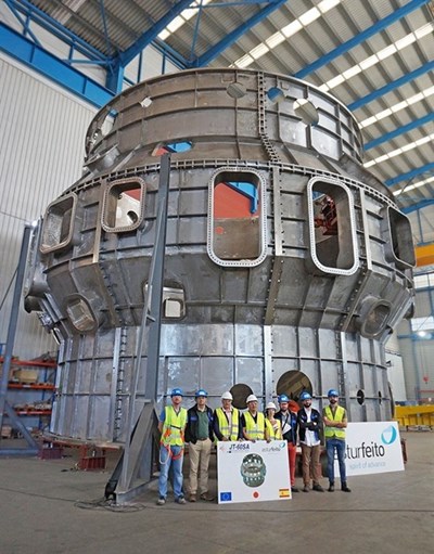 The European Domestic Agency/CIEMAT/Asturfeito S.A. team in front of the JT-60SA cryostat vessel body. (Click to view larger version...)