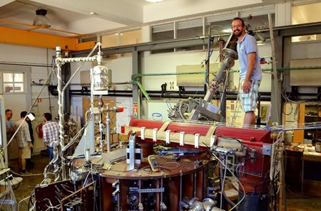 Another fusion student stands happily on a tokamak: the Portuguese ISTTOK is the former TORTUR from the Dutch institute FOM (now DIFFER). (Click to view larger version...)