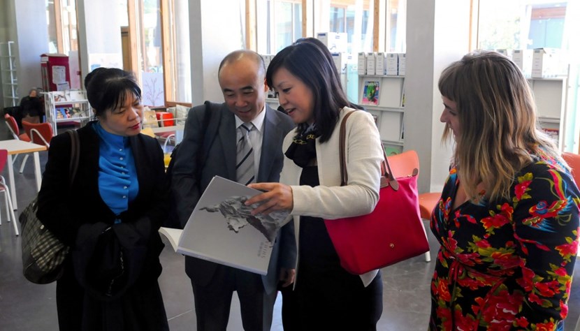 Li Gui Hua of the Chinese Ministry of Science and Technology, and Mingqin Ding, DDG of ITER China, met over books with International School teachers in Manosque. (Click to view larger version...)
