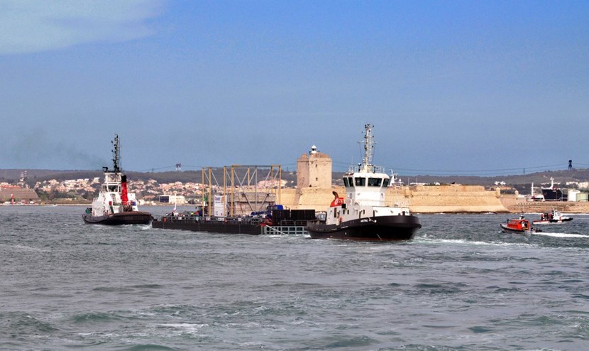 The barge passes the Fort de Bouc lighthouse at the entrance of the oil tanker terminal of Lavéra. (Click to view larger version...)
