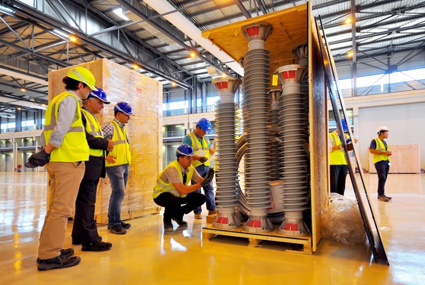 ITER personnel check the contents of the four crates delivered to the ITER site on Thursday 4 September 2014. From left to right: Ken Blackler, head of Assembly & Operations; Sergio Orlandi, director for Plant System Engineering (representing ITER Director-General Osamu Motojima); Piotr Pajak, electrical engineer; Joël Hourtoule, Electrical Power Distribution section leader; Gilles Consolo, electrical technician. (Click to view larger version...)