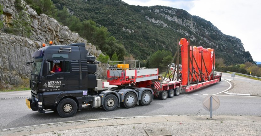 Conventional Exceptional Loads (CEL), by contrast, travel light. Here, the hydraulic bridge trailer carrying a segment of the cryostat passes the gorge of Mirabeau, 10 kilometres to the south of the ITER site. (Click to view larger version...)