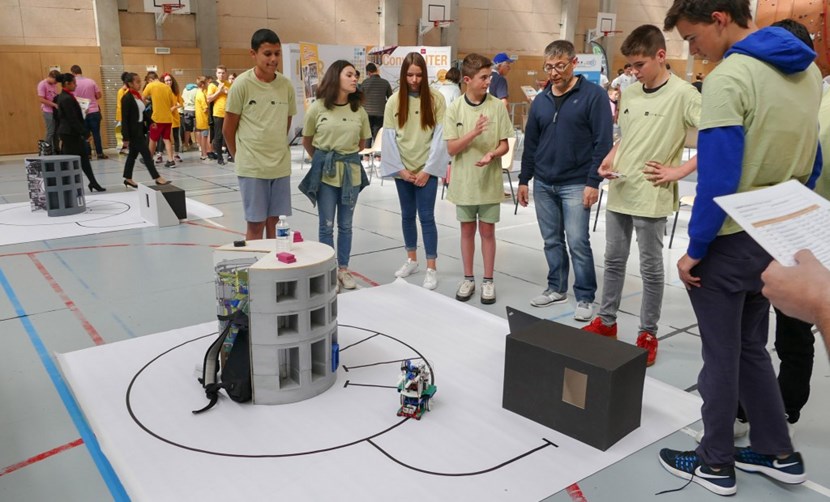 The anticipation is palpable. Will the robot succeed in the Transport challenge? (Collège Giono, Orange) (Click to view larger version...)