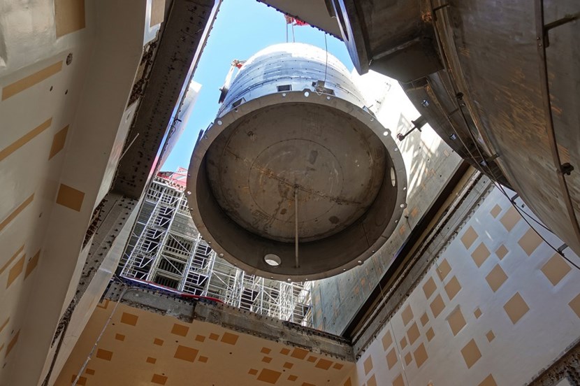 Measuring up to 6.7 metres in diameter, the tanks had to pass through an opening that was only slightly larger. In four days, 600 tonnes of steel tanks were installed in the lowest basement level of the Tokamak Building. (Click to view larger version...)