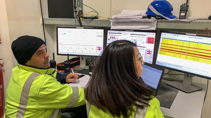 In a temporary control room on the platform, engineers worked during Saturday's shutdown to reconfigure the high voltage connections. Outside, the worksite was exceptionnally quiet ... (Click to view larger version...)