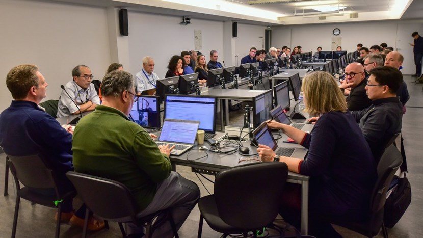 Le personnel d'ITER Organization et les experts nommés par les Membres discutent des détails du nouveau programme de recherche d'ITER. (Click to view larger version...)