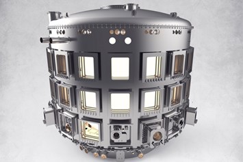 Объем - 16000 м³, высота и ширина - 30 метров. Криостат ИТЭР на сегодняшний день является одной из самых больших вакуумных камер в мире, а также самой сложной.