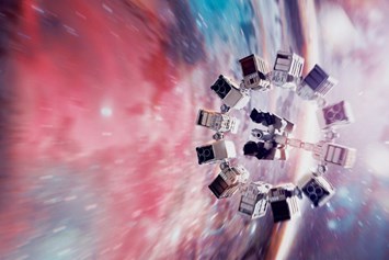 Космический корабль с пассажирами в поисках обитаемых планет из блокбастера 2014 года Interstellar. Энергию обеспечивают компактные токамаки, которые также вырабатывают электричество.