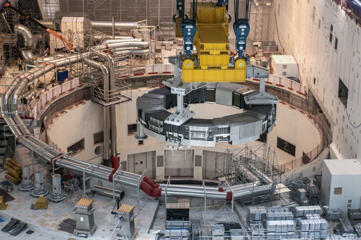 ITER installe la première bobine
