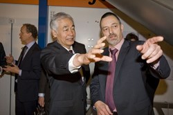 Tony Donné, head of the research unit for fusion at DIFFER, and ITER Director-General Motojima. © Alex Poelman, DIFFER (Click to view larger version...)