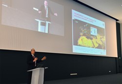 Oliver Steinmetz launches the first Inside ITER lecture in the new amphitheatre with a presentation on the Desertec initiative. (Click to view larger version...)