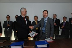 ITER Director-General Osamu Motojima and the Managing Director from Air Liquide Advanced Technologies, Xavier Vigor, signing the contract. (Click to view larger version...)