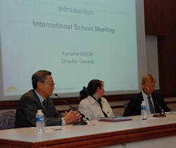 Director-General Kaname Ikeda (left) at this week's meeting with the school's Director Jean-Paul Clément and his deputy, Mme Diot. (Click to view larger version...)