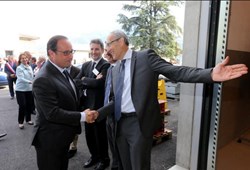 ITER Director-General Bernard Bigot greets President Hollande upon his arrival at the Air Liquide Sassenage plant. © Le Dauphiné Libéré (Click to view larger version...)